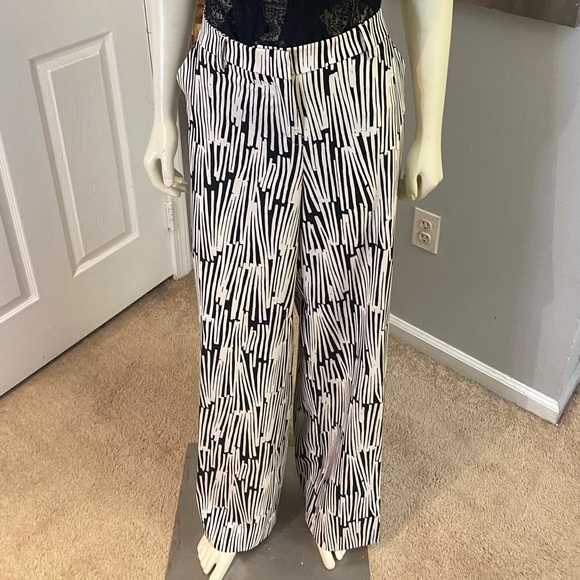 New York & Company Palazzo Black & White Abstract Pattern Wide Leg Dress Pant - Picture 2 of 5